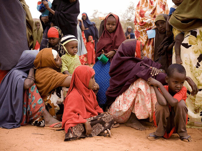  Kvinnor och barn väntar på hjälp under torkan i Dolo, södra Somalia.