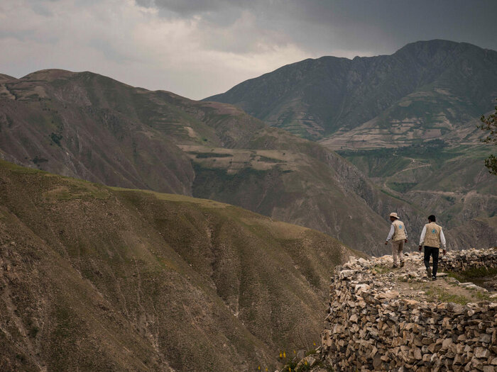 Två WFP-anställda går i bergen